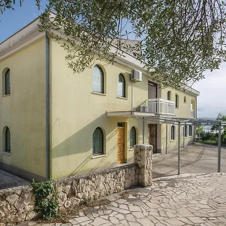 2 Bedroom Awesome In Okrug Gornji Trogir