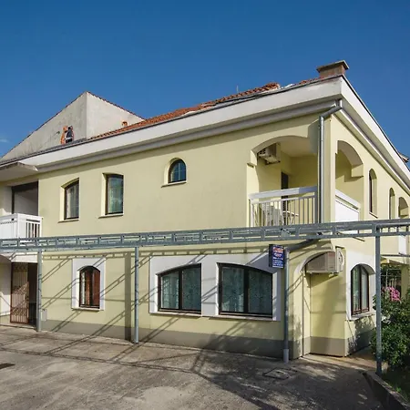 Apartment 2 Bedroom Awesome In Okrug Gornji *