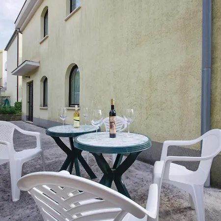 2 Bedroom Awesome In Okrug Gornji Apartment *