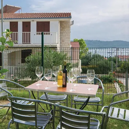 2 Bedroom Awesome In Okrug Gornji Apartment